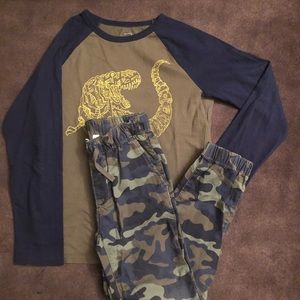 GAP Little Boy DIno shirt & Camo Pants Sz M